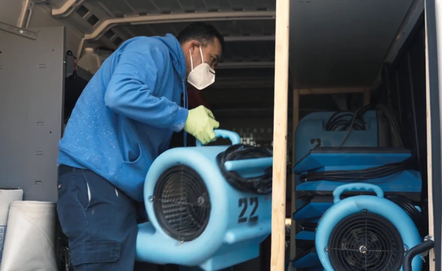 Water damage restoration response van Bellevue WA